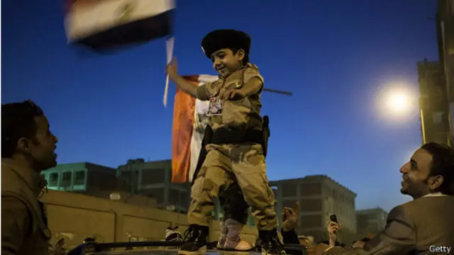 منتقدان می‌گویند این قانون اساسی، منطبق بر دیدگاه‌های ارتش و دولت مورد حمایت آن تنظیم شده است