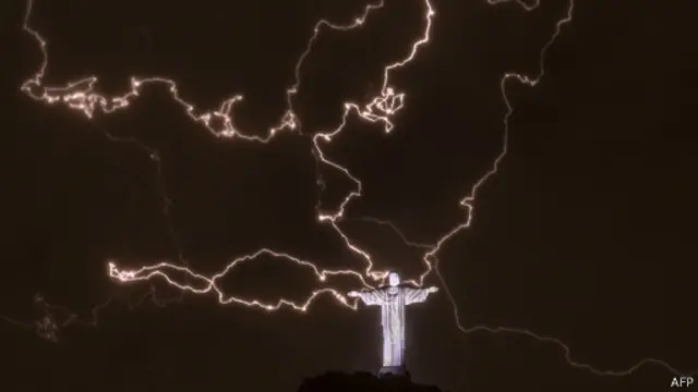 التمثال يتعرض لعواصف بمتوسط أربع مرات سنويا