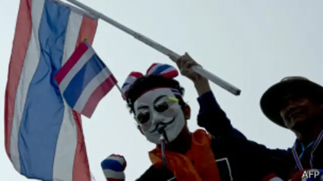 نومبر میں شروع ہونے والی اس حکومت مخالف مہم کا مطالبہ ہے کہ وزیراعظم ینگ لک شیناوترا کی حکومت ہٹا کر ایک عوامی کونسل کو انتخابات تک کے لیے اقتدار سونپ دیا جائے