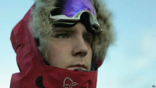 Clarke inciou a trajetória duas semanas após seu aniversário de 16 anos