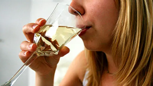 الکحل کم سے کم 40 شدید میڈیکل حالات کے لیے ذمہ دار ہے، جن میں لیور (جگر) کی بیماری اور کینسر شامل ہیں اور برطانیہ میں موت کی یہ بڑی وجہ بھی ہے ، جسے روکا جا سکتا ہے