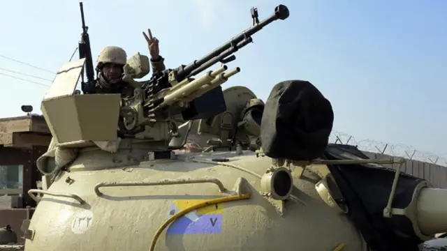 احدى دبابات الجيش العراقي المشاركة في العملية العسكرية بالرمادي