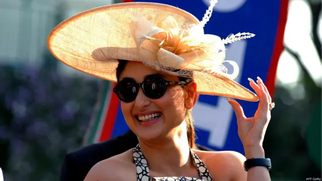 اداکارہ کرینہ کپور بھارتی شہر ممبئی میں منعقد ہونے والی ڈربی آف مڈ ڈے ٹرافی کے مقابلے میں شرکت کرنے اس دلکش لباس میں پہنچیں