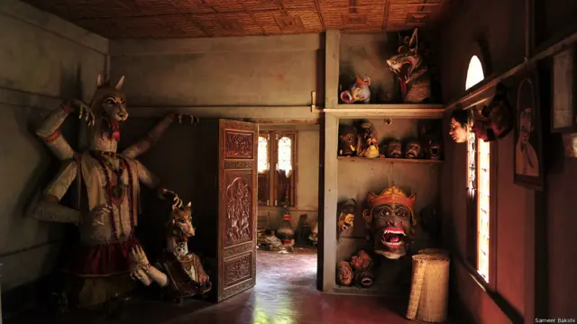 पूर्वोत्तर भारत के जनजीवन में बिखरे रंगों को नेशनल इंस्टीट्यूट ऑफ डिज़ाइन से स्नातक समीर बख्शी और विष्णुप्रिया नारायण ने क़रीब से देखा और उन्हें दस्तावेज़ों में संजोया है. खासकर वस्त्रों और लोकजीवन में छिपे डिजाइन उनकी रुचि का मुख्य केंद्र हैं. ये मजुली द्वीप पर होने वाली रासलीला में इस्तेमाल होने वाले मुखौटे हैं. बरसों से इन मुखौटों का इस्तेमाल हो रहा है.