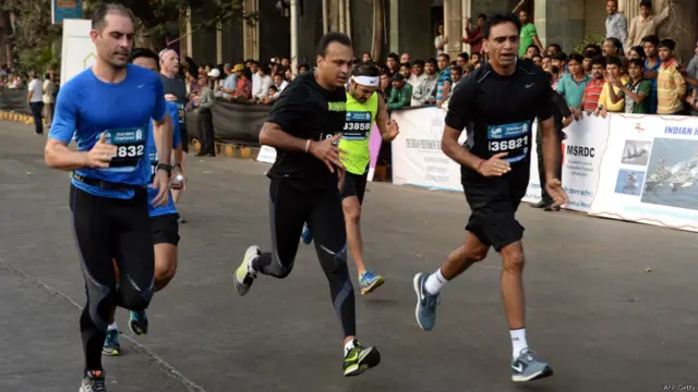دوسری جانب ممبئی میں منعقد ہونے والی میراتھن میں بھارتی صنعت کار انیل امبانی دوڑ رہے ہیں