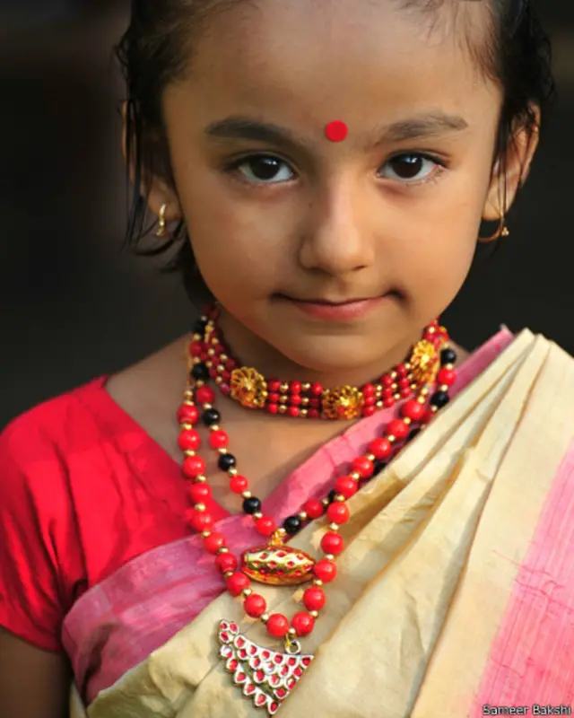 ये बच्ची बिहू उत्सव के मौक़े पर पहने जाने वाले वस्त्रों में सजी-धजी है. असम में बिहू उत्सव तीन बार मनाया जाता है - अप्रैल, जनवरी और अक्टूबर में. हर बिहू का कृषि से जुड़ा अलग महत्व होता है.