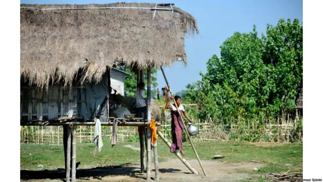 असम में पारंपरिक घर बांस और घास-फूंस से बनाए जाते हैं. ये घर आमतौर पर बांस के मचान पर होते हैं, जिनके नीचे वाली जगह ज़रूरी चीज़ें रखने के लिए इस्तेमाल की जाती है. छत पर घास की कई परतें लगाई जाती हैं, ताकि बारिश का पानी घर के भीतर न आए.