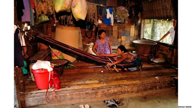 ये है चिन कुकी मिजो समुदाय के सदस्य दक्षिण मणिपुर, मिजोरम, काचार, उत्तरी काचार, मेघायल, त्रिपुरा और चटगांव से सटे पहाड़ी इलाक़ों में रहते हैं. ये लोग अपने घर के नीचे हिस्से में कपड़ों की बुनाई करते हैं. लोग यहां चीज़ें रखने के अलावा कई बार सोते भी हैं.