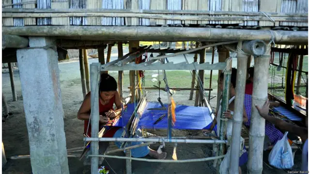 बांसों के मचान पर बनने वाले घर आसाम में बहुत आम बात है. इन्हें बनाना भी एक कला है, जो भारत के दूसरे भागों में देखने को नहीं मिलती.