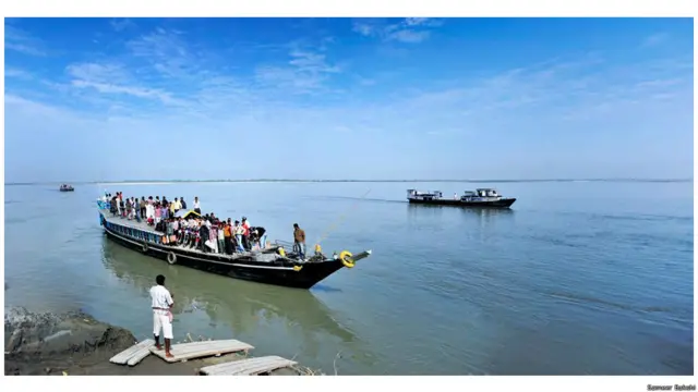 ब्रह्मपुत्र नदी असम की जीवनरेखा मानी जाती है. यह भारत की सबसे विशाल नदियों में एक है जिसका उद्गम तिब्बत से होता है और अरुणाचल प्रदेश होते हुए यह असम तक पहुंचती है. असम में इसमें सहायक नदियां भी मिलती हैं. बांग्लादेश में पहुंचते-पहुंचते गंगा भी इसमें मिल जाती है और आखिर वे बंगाल की खाड़ी में गिर जाती हैं.