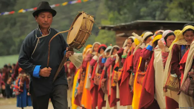 अरुणाचल प्रदेश के इस उत्सव के दौरान स्थानीय परंपराओं और रंगों को क़रीब से देखा जा सकता है.
