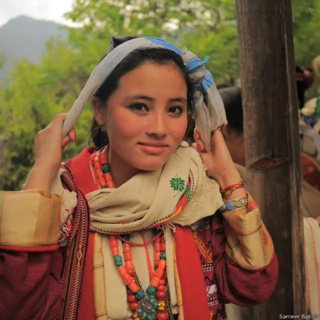 अरुणाचल प्रदेश में रहने वाले शेरुकपेन समुदाय की एक युवती चेखोर उत्सव के लिए तैयार हुई है. ये कपड़े यहां के पारंपरिक हैं.