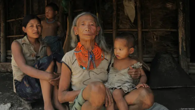 पूर्वोत्तर के राज्यों के रहन-सहन में आपको कई समानताएं मिलेंगी. अरुणाचल के वांचो समुदाय की इस बुज़ुर्ग महिला ने गले में जो हार पहना है, वह आपको नोक्टे और कोनयाक जैसी नागा जनजातियों में भी दिखेगा. वांचो महिलाएं ऐसे आभूषणों को बहुत महत्व देती हैं और रोज़मर्रा के जीवन में उन्हें पहनती हैं.