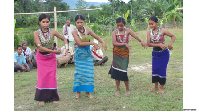 ये हैं रींग समुदाय की महिलाएं, जिनके आभूषण सिक्कों और चांदी से बने होते हैं. इन्हें अपने आभूषणों में विभिन्न रंगों का इस्तेमाल करने के लिए जाना जाता है. इस समुदाय के लोग मिज़ोरम, मणिपुर और त्रिपुरा में रहते हैं.