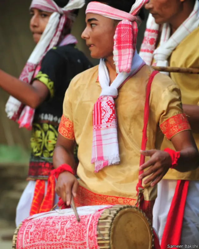 राज्य का बिहू उत्सव सभी त्योहारों में सबसे अहम और रंगारंग होता है. खासकर अप्रैल में मनाया जाने वाले रंगोली बिहू के दौरान फसल की बुआई होती है. पारंपरिक गीत और नृत्य इस उत्सव का अहम हिस्सा होते हैं.