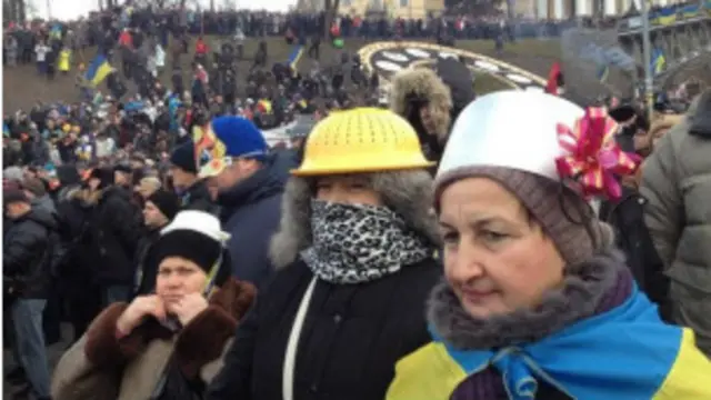 متظاهرون يرتدون قدور ومصافٍ للطهي