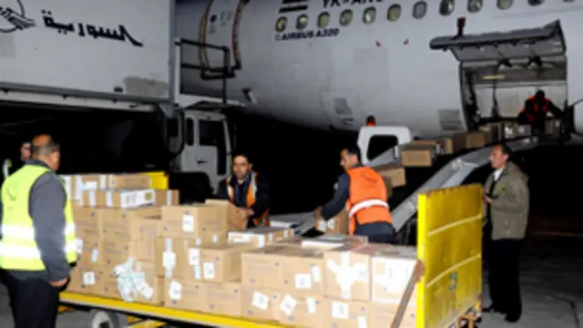 معونات تبرعت بها روسيا تصل الى مطار دمشق