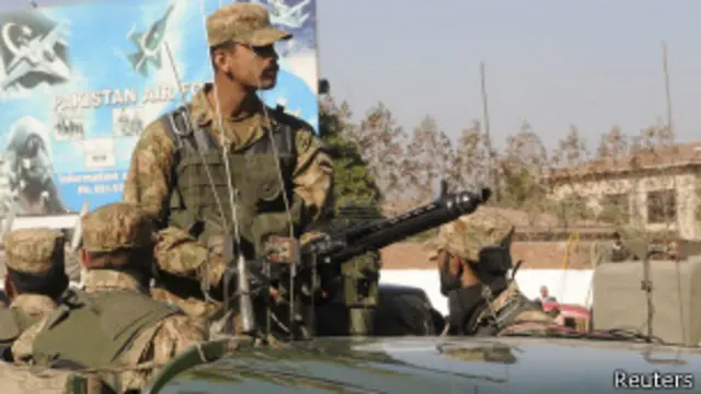 سکیورٹی اہلکاروں نے علاقے کو گھیرے میں لے رکھا ہے