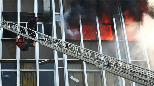 نردبان آتشنشانی نتوانست به داد دو زنی برسد که سقوط کردند