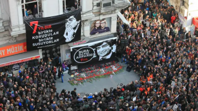 Agos gazetesi önündeki anma töreni