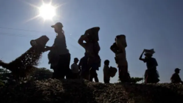 အလုပ်သမားတွေ အတွက် အနည်းဆုံး အခကြေးငွေ မသတ်မှတ်ထားတာကြောင့် အလုပ်သမားတွေမှာ နစ်နာမှုတွေ ရှိနေ