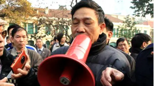 Chính quyền dùng loa giải tán tưởng niệm Hoàng Sa ở Hà Nội