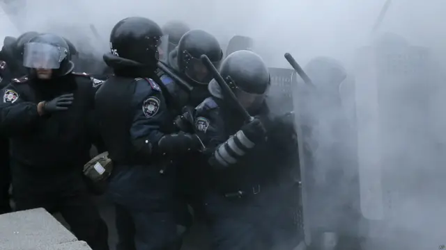 La policía, que se vio superada en número por los manifestantes, empleó gases lacrimógenos, cañones de agua e incluso balas de goma, algo que no había hecho en dos meses de protestas. Al menos 70 agentes resultaron heridos.
