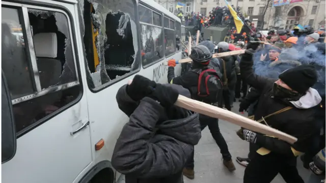 Pese a los llamamientos de los políticos opositores a evitar la violencia, ésta estalló con el paso de un autobús policial que intenba ser colocado para impedir que los manifestantes se acercaran al Parlamento.