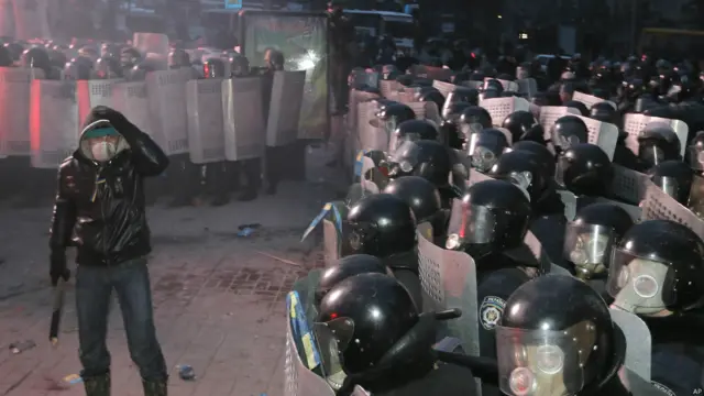 La crisis que vive el país, que ya dura dos meses, se vio agudizada por una ley con la que se busca poner fin a las protestas prohibiendo la instalación de escenarios y el uso de altavoces, y que ha sido calificada por EE.UU. de antidemocrática.