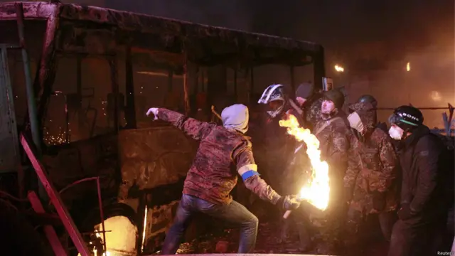 Poco después del mitin comenzaron los enfrentamientos entre la policía y los manifestantes, entre los que abundaron las bombas Molotov y el lanzamiento de piedras.