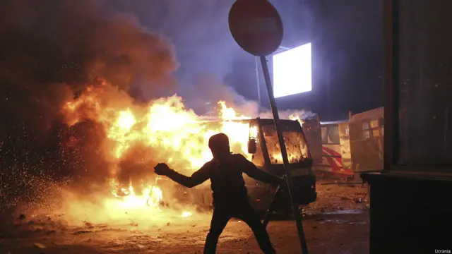 Las continuas y multitudinarias protestas habidas a lo largo de los más de dos meses de crisis política que vive Ucrania se venían caracterizado por ser mayormente pacíficas.