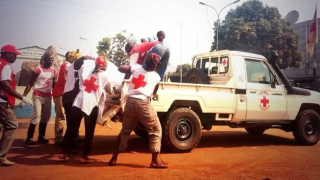 रेड क्रॉस के कार्यकर्ताओं ने पिछले 48 घंटे में 50 शव बरामद किए हैं.