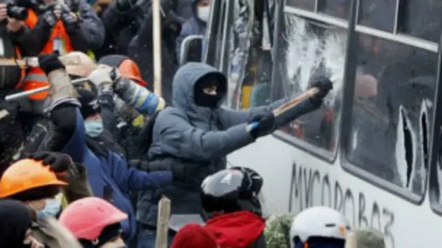 اعتراضيانو د پلازمېنې کييف مرکزي ميدان چې دا تېرې دوه مياشتې يې پکې د اعتراض کلک کمپ وهلى و، راټول شوي وو. 