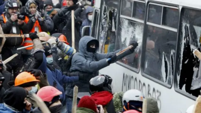 Những người dùng bạo lực được cho là thuộc phe cực hữu