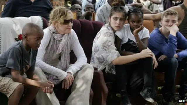 Madonna dan anak-anaknya, dari kiri: David, Lourdes, Mercy dan Rocco.