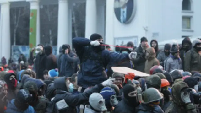 Người biểu tình dùng bắn súng cao su nhắm bắn cảnh sát ở Kiev