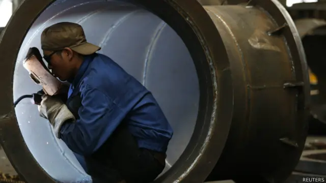 Trabalhador chinês em fábrica de turbinas. Foto: Reuters
