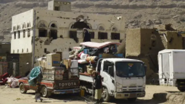 اضطر عشرات السلفيين إلى ترك بيوتهم في دماج بسبب الحصار والقتال.