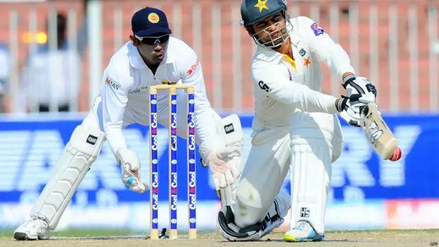 پہلی اننگز میں 147 کی شاندار اننگز کھیلنے والے احمد شہزاد دوسری اننگز میں صرف 21 رنز ہی بنا سکے۔