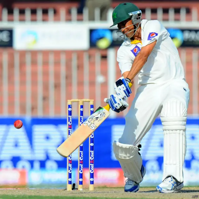 یونس خان دوسری اننگز میں بھی بڑا سکور نہیں بنا سکے اور صرف 29 رنز بنا کر کیچ آؤٹ ہوگئے۔