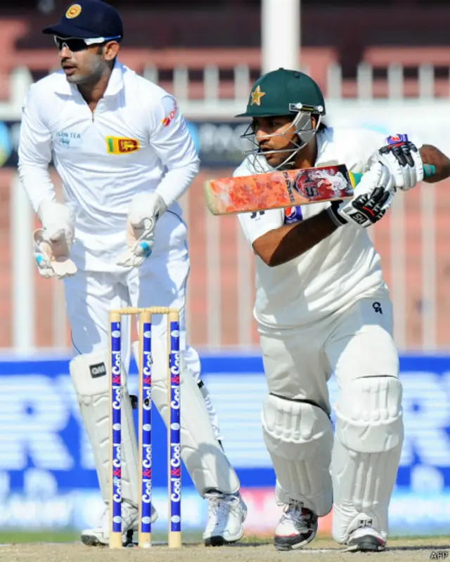 وکٹ کیپر سرفراز احمد نے عمدہ کھیلتے ہوئے 48 رنز بنائے تھے۔ سرفراز احمد اور اظہر علی نے مل کر 89 رنز کی پارٹنر شپ بنائی۔