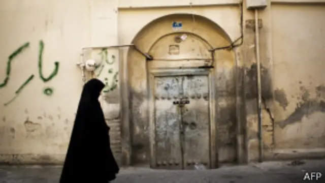 Mujer camina en Teherán