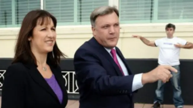 工党里夫斯(左)提出取消不愿接受培训又缺乏基本技能者的失业救济金。