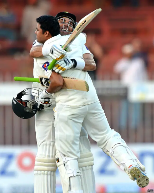 پاکستان نے شارجہ میں کھیلے جانے والےتیسرے ٹیسٹ میچ میں ایک سنسنی خیز مقابلے کے بعد سری لنکا کو پانچ وکٹوں سے ہرا دیا ہے۔