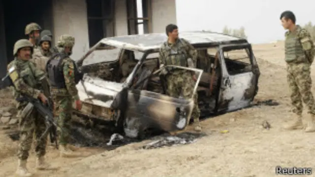 امنیتي چارواکي وايي، پېښه کې درې پولیس وژل شوي دي.