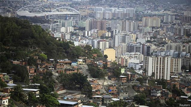 Favela do complexo de Lins e estádio olímpico João Havelange ao fundo, no Rio de Janeiro (Reuters)