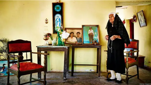 Fotógrafo porto-riquenho registra homens e mulheres que atravessam montanhas transportando gado.