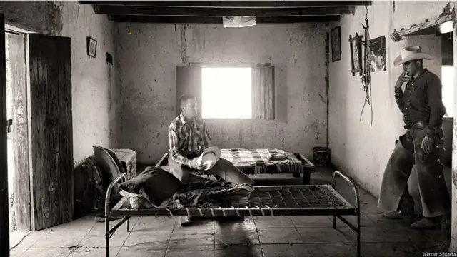 Fotógrafo porto-riquenho registra homens e mulheres que atravessam montanhas transportando gado.