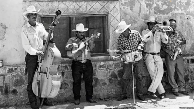 Fotógrafo porto-riquenho registra homens e mulheres que atravessam montanhas transportando gado.
