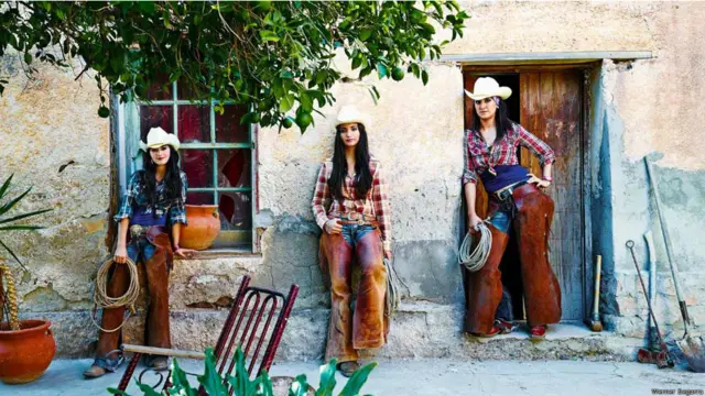 Fotógrafo porto-riquenho registra homens e mulheres que atravessam montanhas transportando gado.
